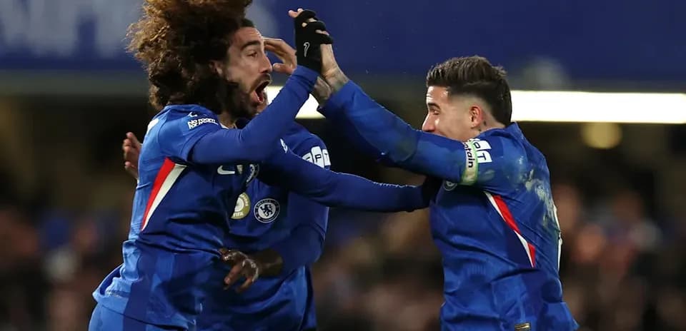 Игроки Челси празднуют гол на стадионе