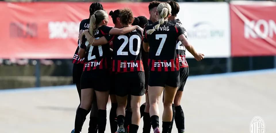 Игроки AC Milan W отмечают гол