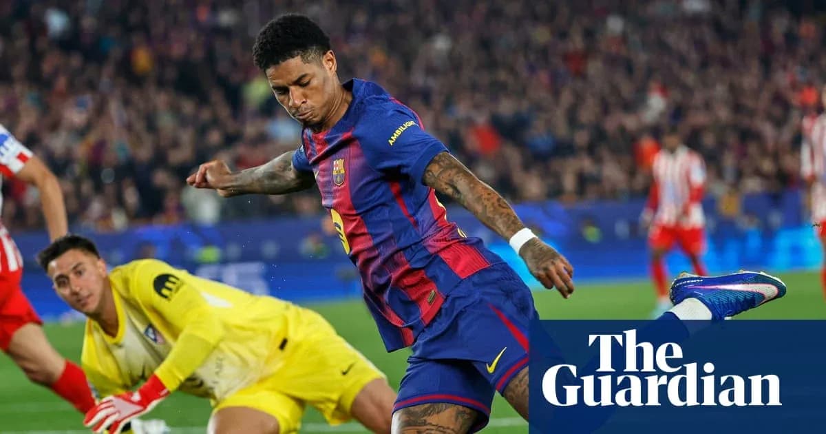 Игрок Барселоны наносит удар по воротам соперника