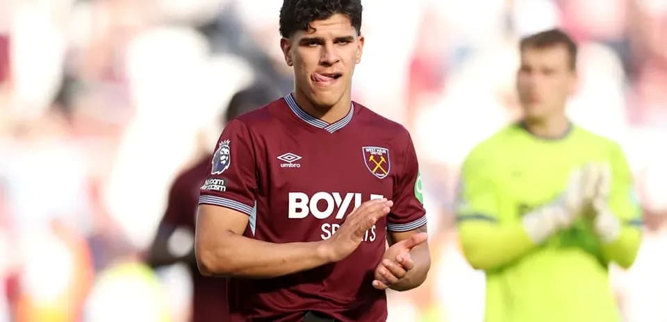 Игрок West Ham аплодирует после матча на поле