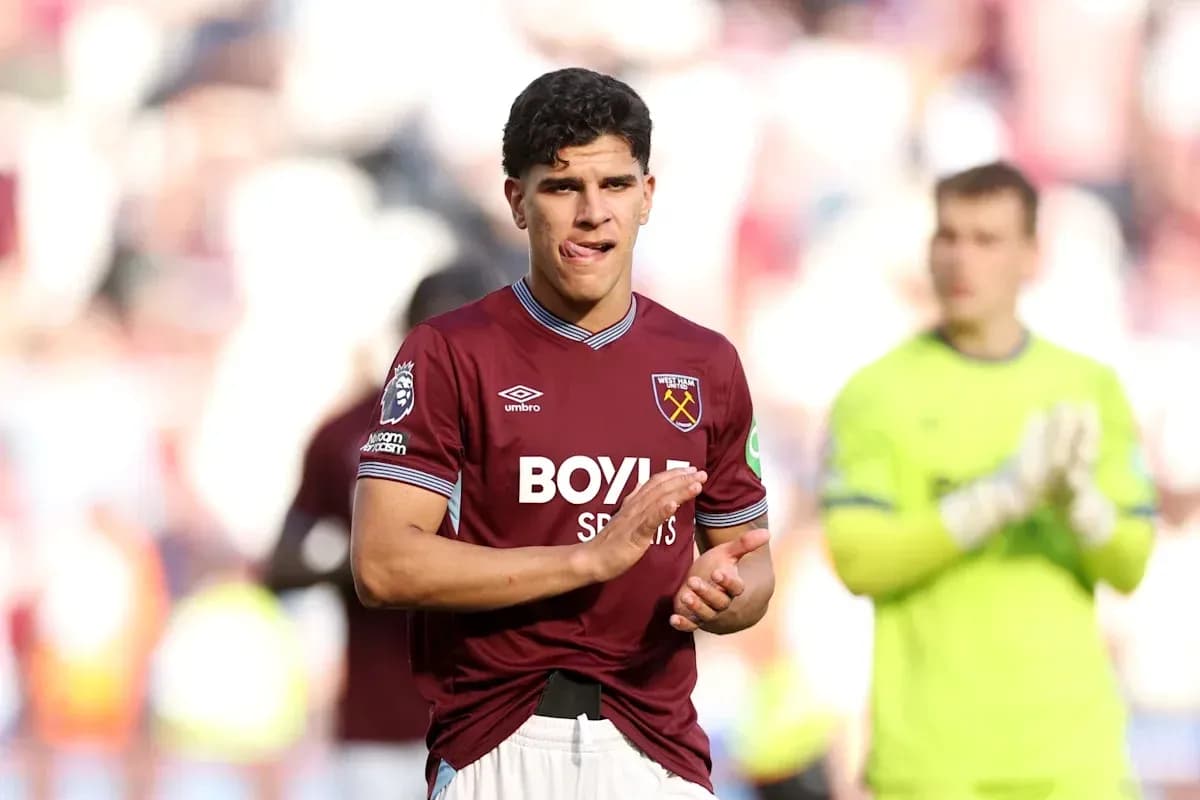 Игрок West Ham аплодирует после матча на поле