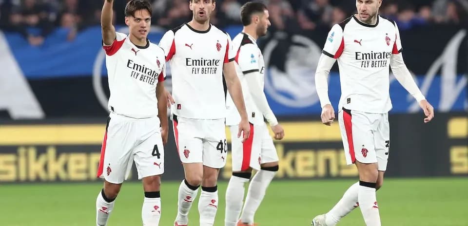 Игроки AC Milan празднуют гол на матче