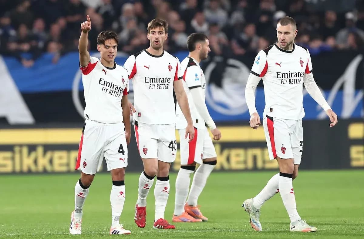 Игроки AC Milan празднуют гол на матче