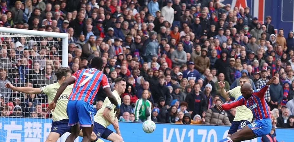 Игрок Crystal Palace бьет по воротам