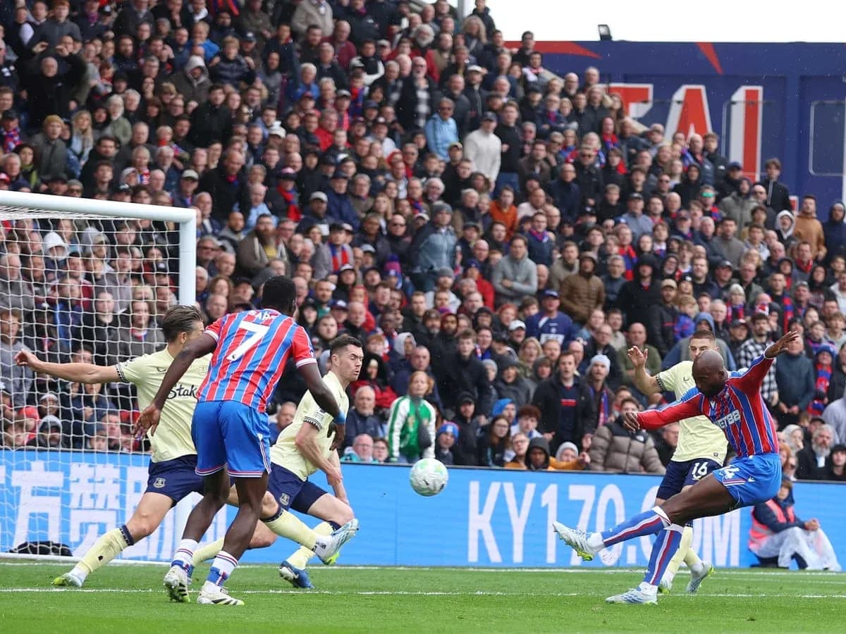 Игрок Crystal Palace бьет по воротам
