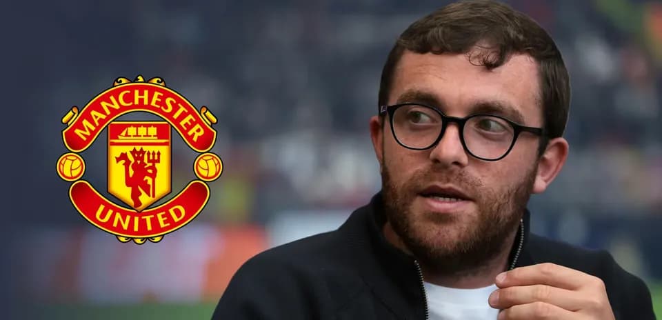 Человек обсуждает Manchester United на пресс-конференции