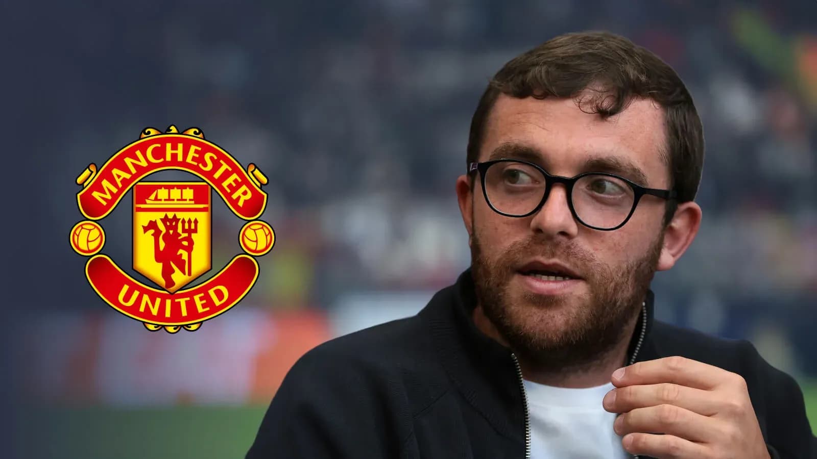 Человек обсуждает Manchester United на пресс-конференции
