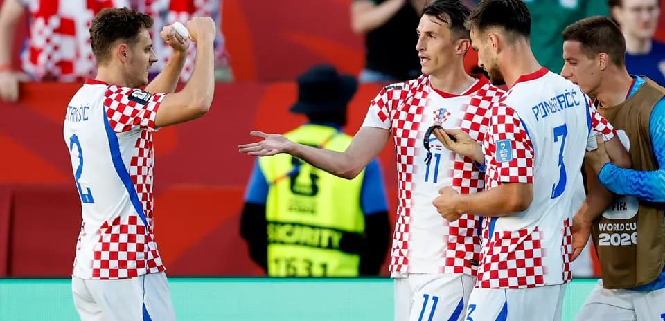 Игроки сборной Хорватии празднуют гол на стадионе