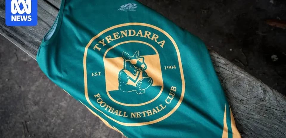 Форма футбольного клуба Tyrendarra на деревянной поверхности
