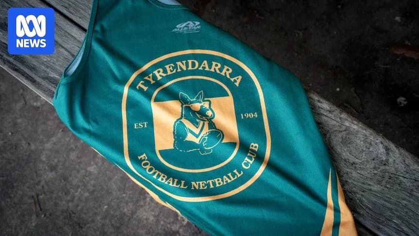 Форма футбольного клуба Tyrendarra на деревянной поверхности