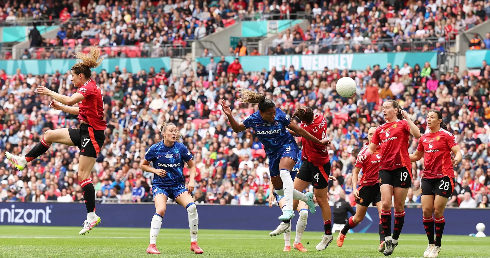 Игроки Chelsea и Manchester United в прыжке
