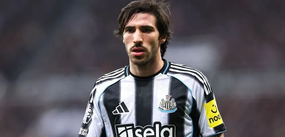 Игрок Newcastle в черно-белой форме на поле
