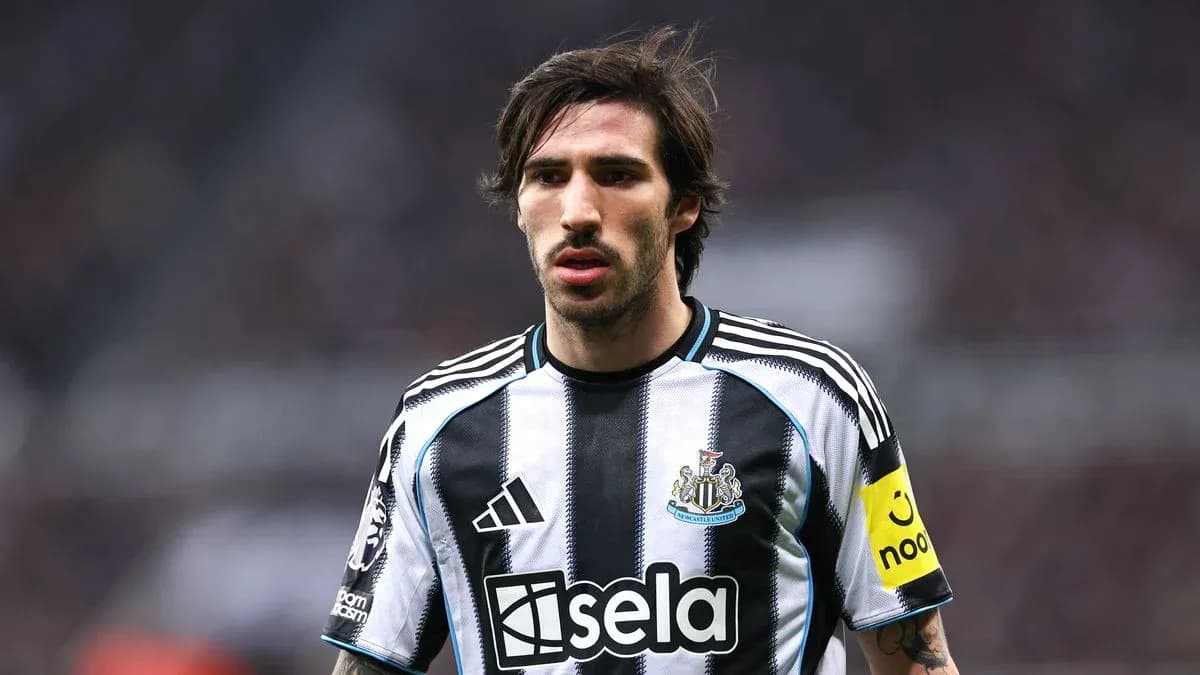 Игрок Newcastle в черно-белой форме на поле