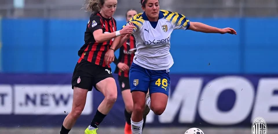 Игроки AC Milan и Parma в борьбе за мяч