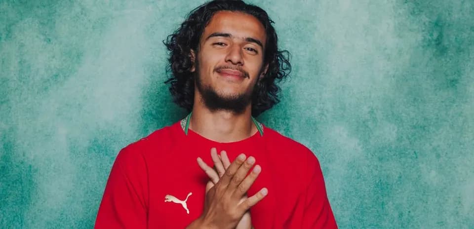 Игрок в красной футболке с логотипом Puma