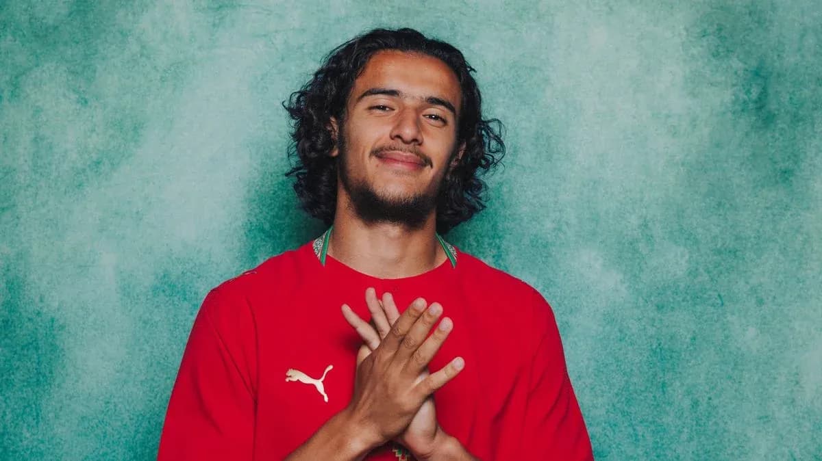 Игрок в красной футболке с логотипом Puma