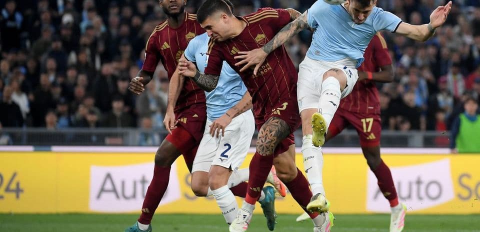 Игроки AS Roma и Lazio борются за мяч