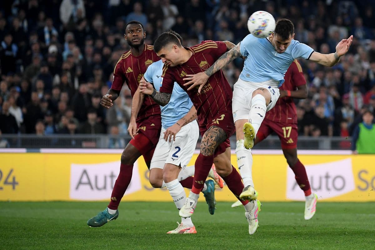 Игроки AS Roma и Lazio борются за мяч
