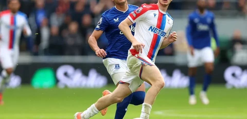 Игроки Crystal Palace и Everton в атаке