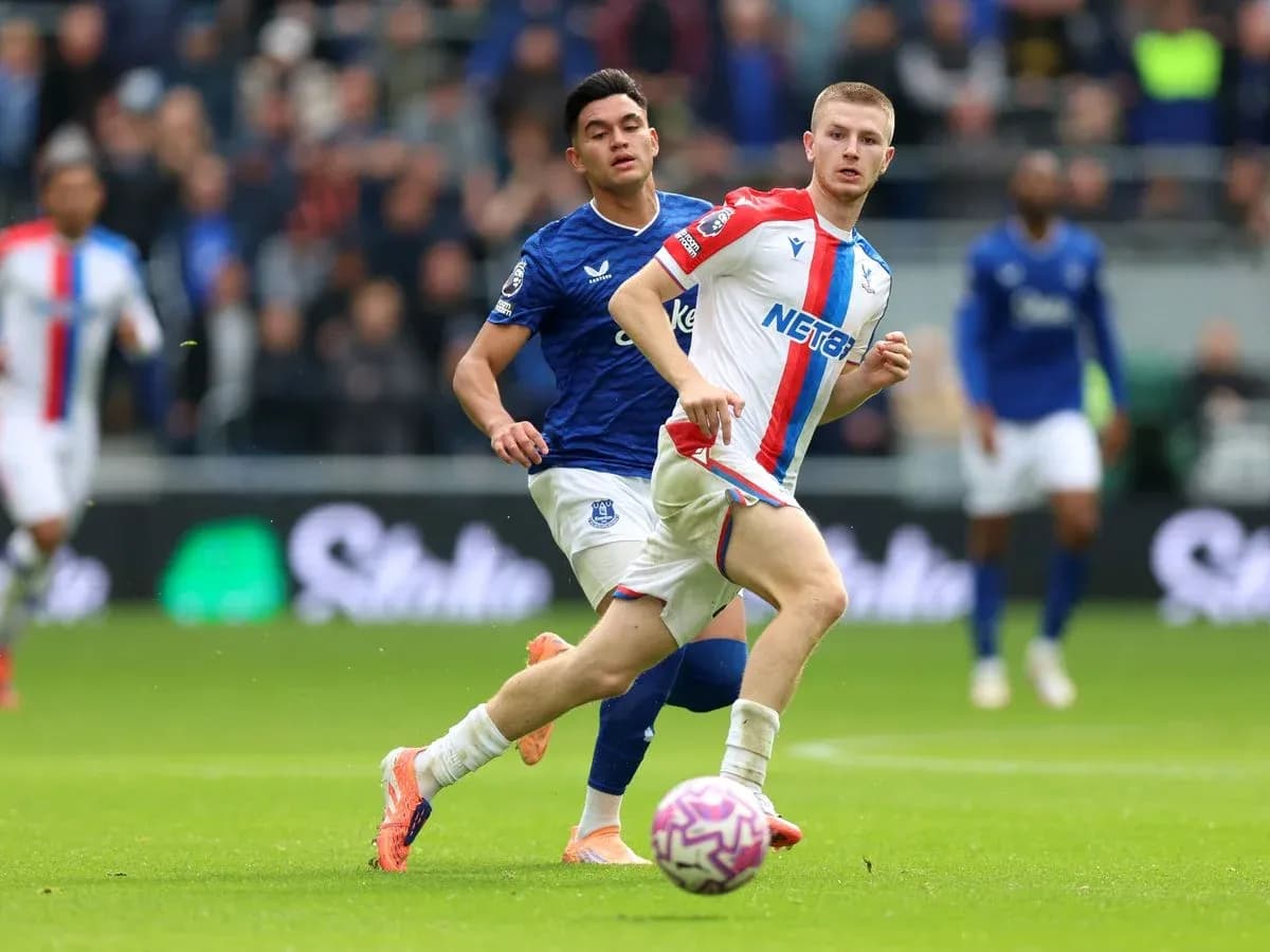 Игроки Crystal Palace и Everton в атаке