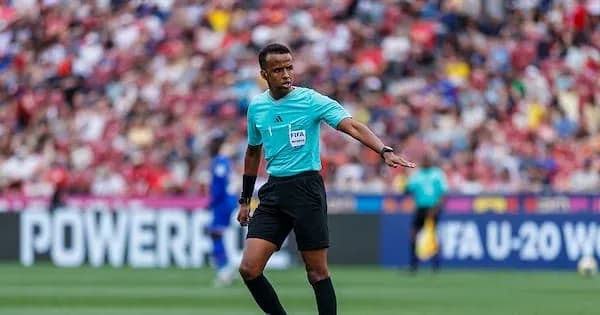 Судья на поле во время матча ФИФА U-20