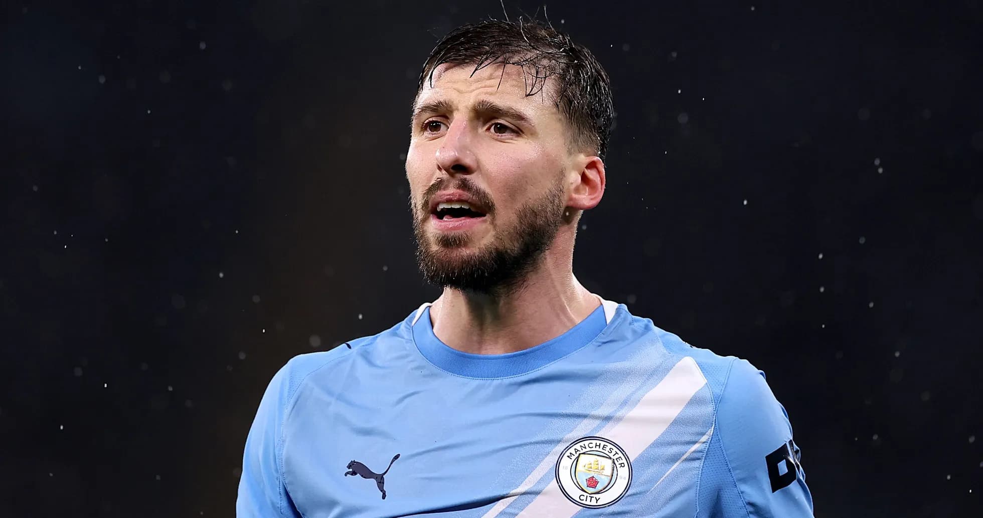 Игрок Manchester City в синей форме на поле