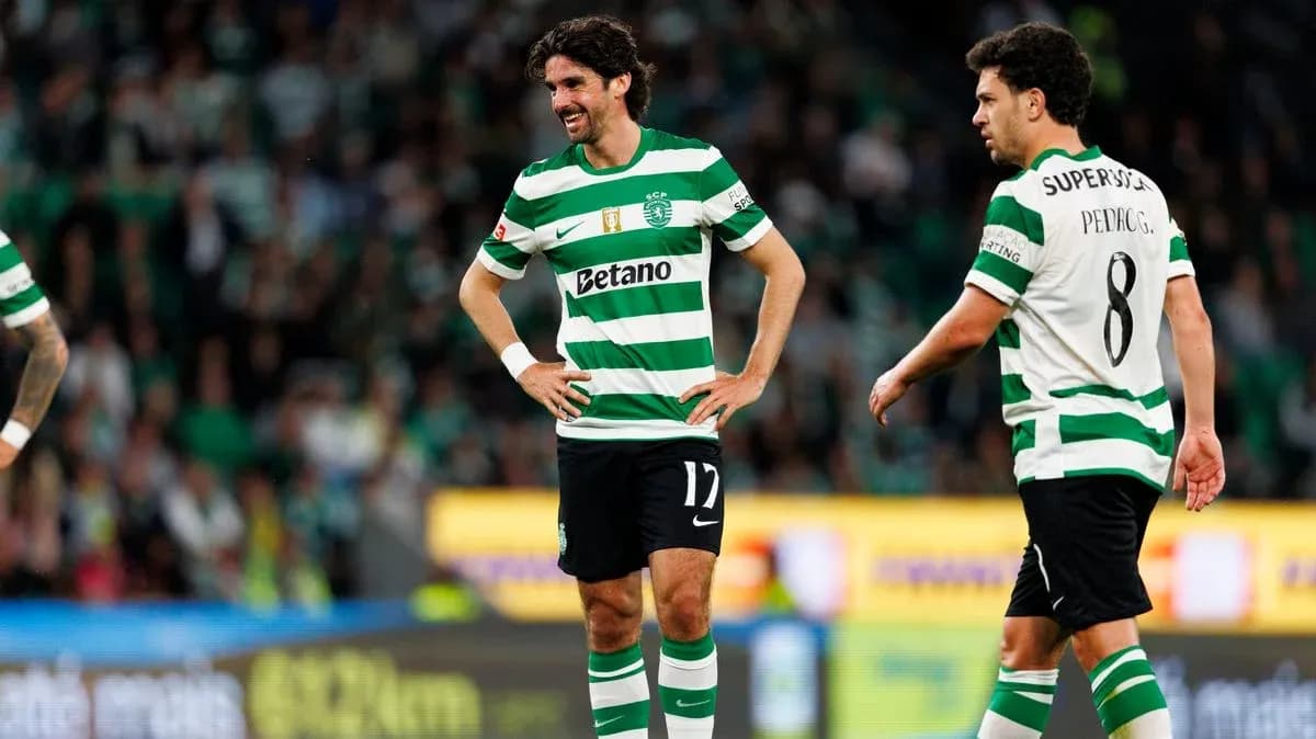 Игроки Спортинга в зеленых футболках на поле