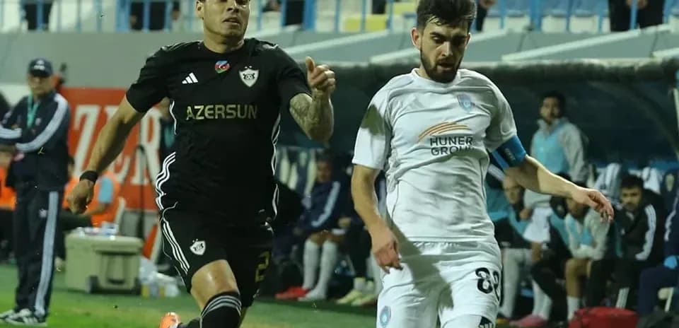 Игроки Кебала и Карабаха в борьбе за мяч