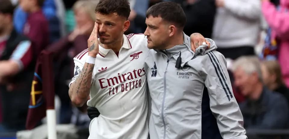 Игрок А Arsenal получает поддержку от тренера