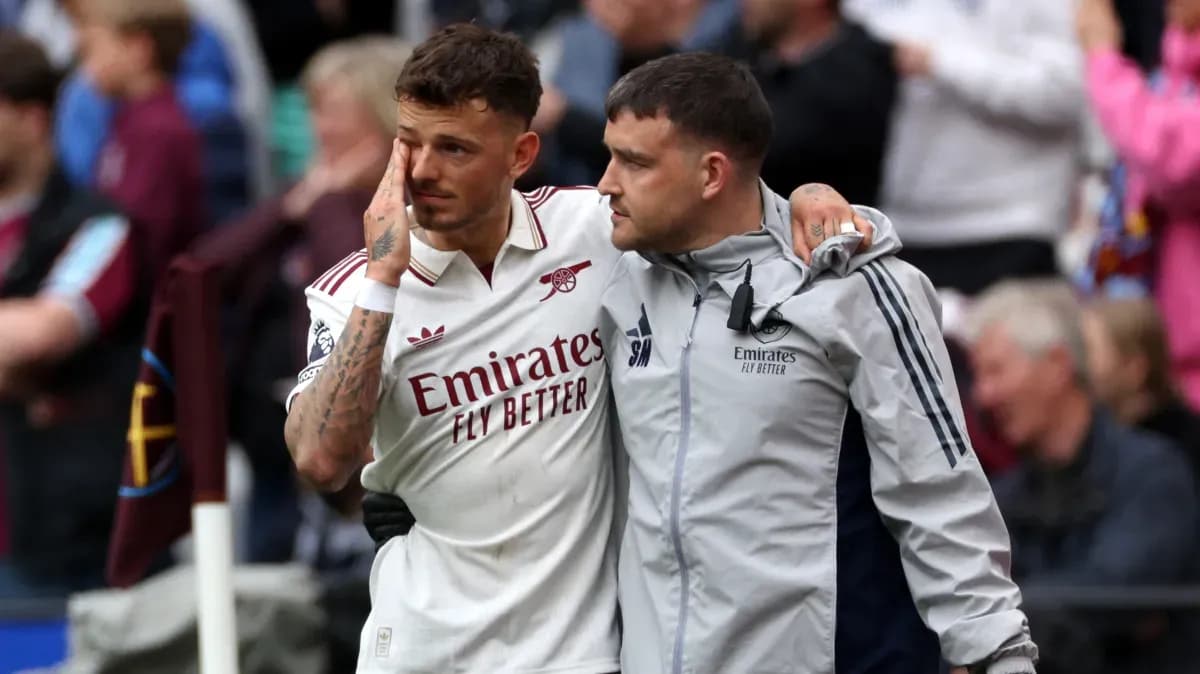 Игрок А Arsenal получает поддержку от тренера
