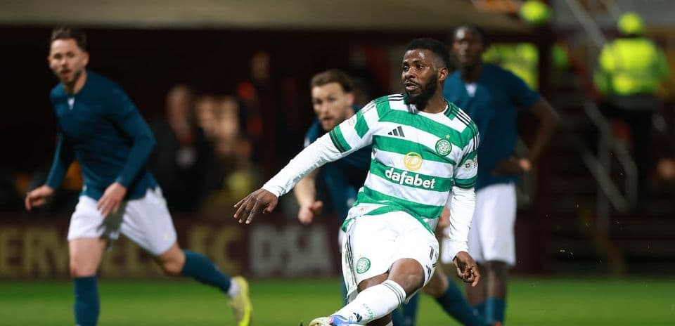 Игрок Celtic делает пас во время матча