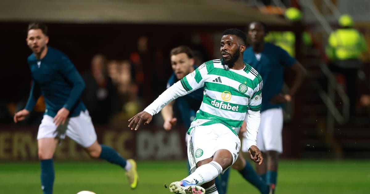 Игрок Celtic делает пас во время матча