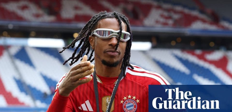 Игрок Bayern München в тренировочной форме на стадионе