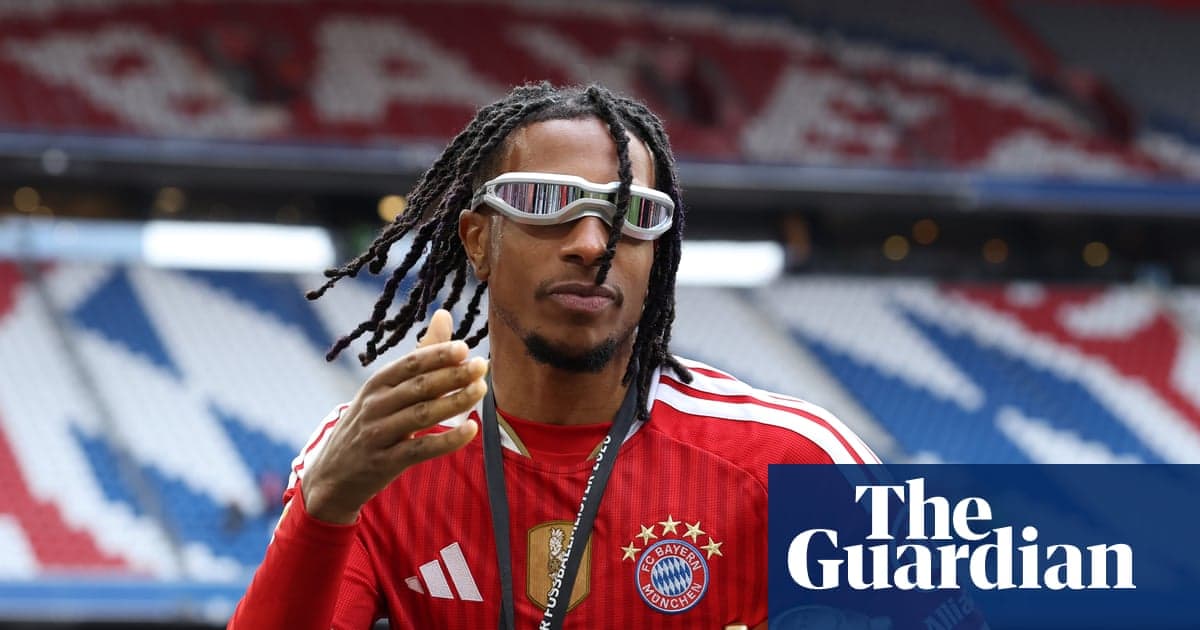 Игрок Bayern München в тренировочной форме на стадионе