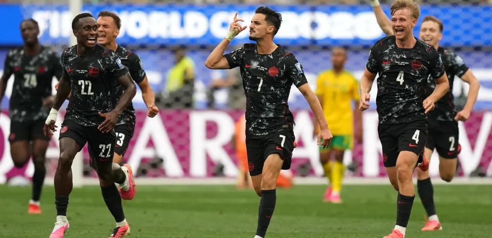 Игроки Канады празднуют гол на поле