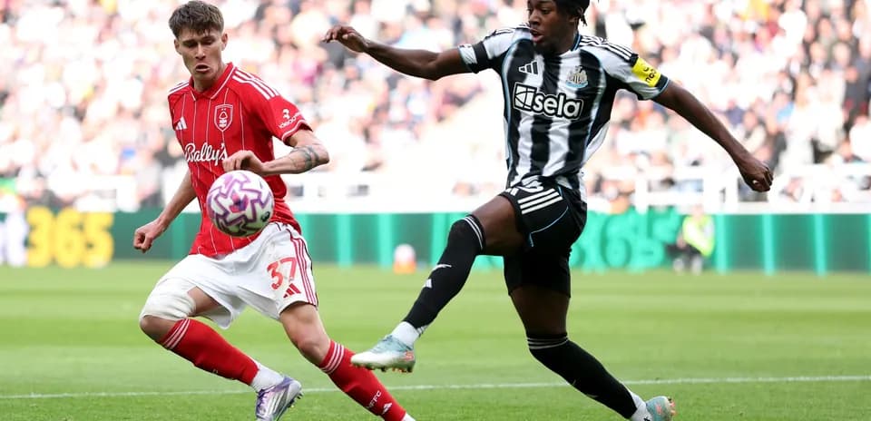 Игроки Nottingham Forest и Newcastle на поле