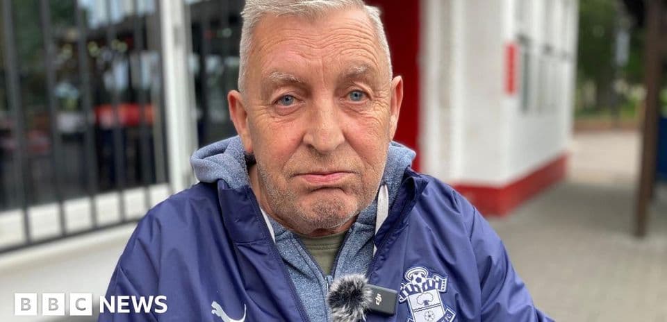 Мужчина в куртке Southampton FC на улице