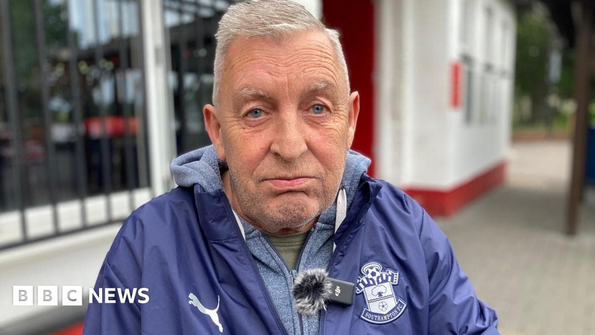 Мужчина в куртке Southampton FC на улице