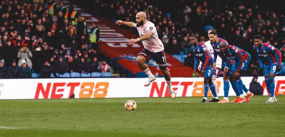 Игроки Brentford и Crystal Palace на поле