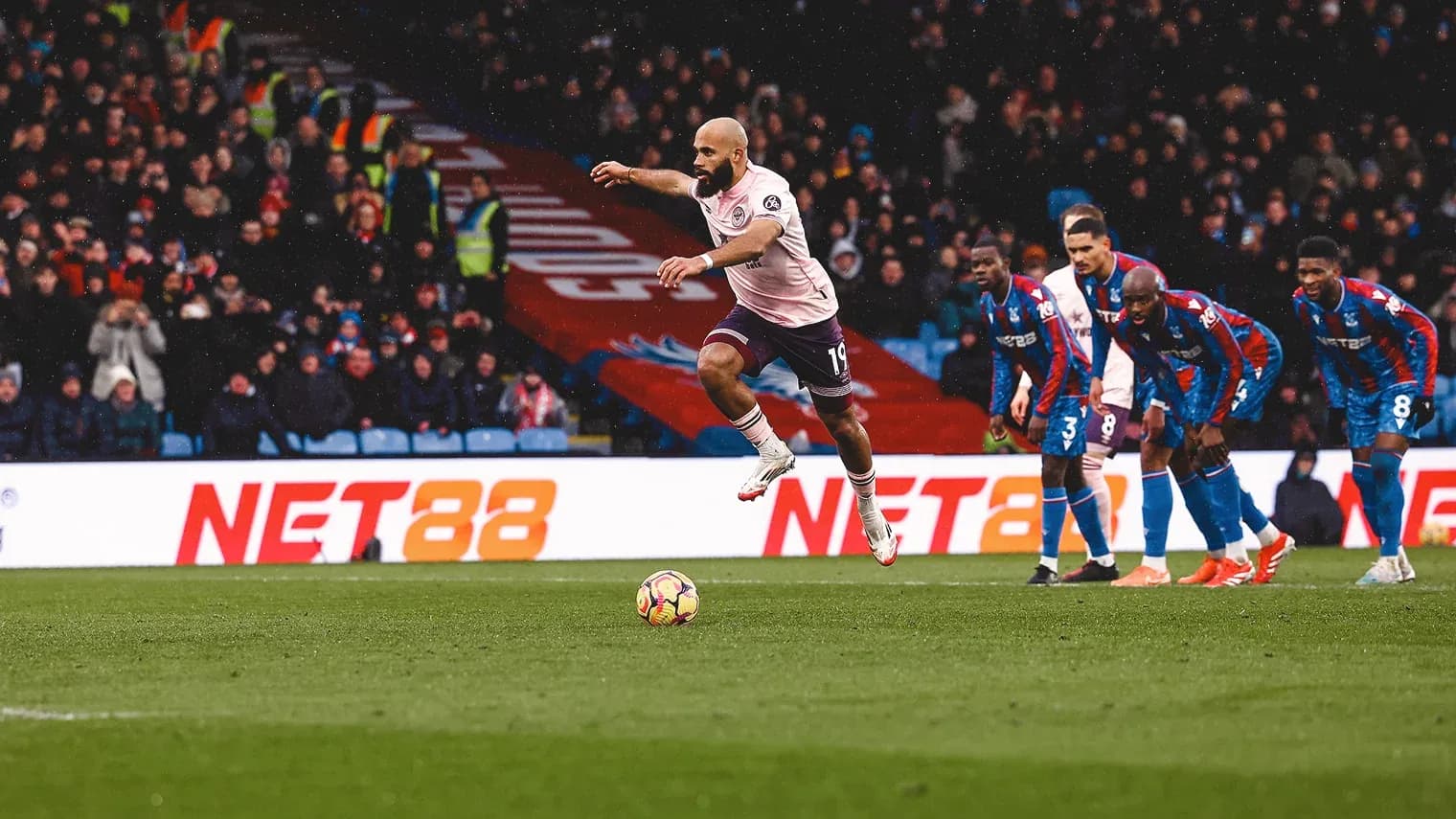Игроки Brentford и Crystal Palace на поле