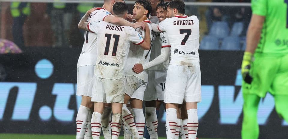 Игроки AC Milan празднуют гол в матче