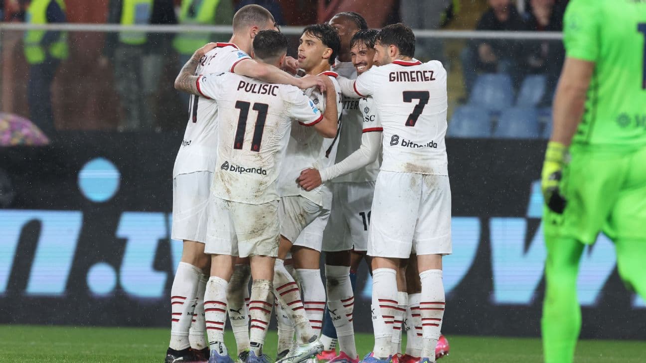 Игроки AC Milan празднуют гол в матче
