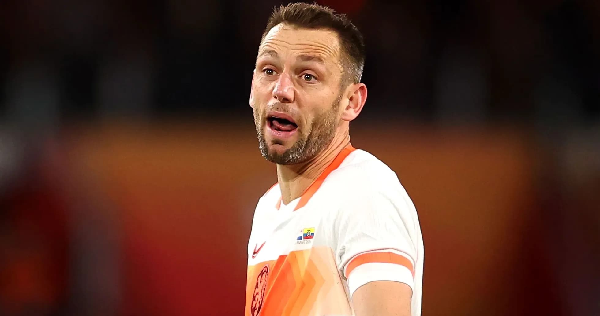 Игрок сборной Нидерландов на поле во время матча