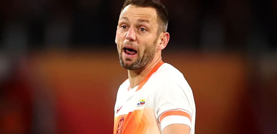 Игрок сборной Нидерландов на поле во время матча