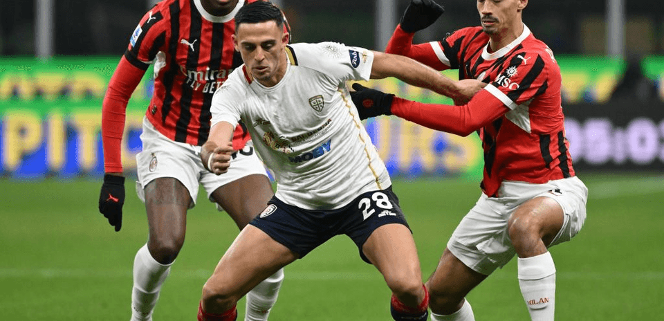 Игроки AC Milan и Cagliari в борьбе за мяч