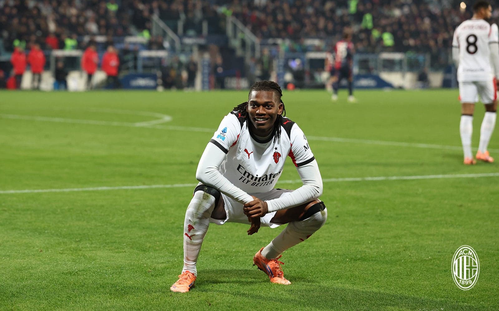 Игрок AC Milan празднует на поле