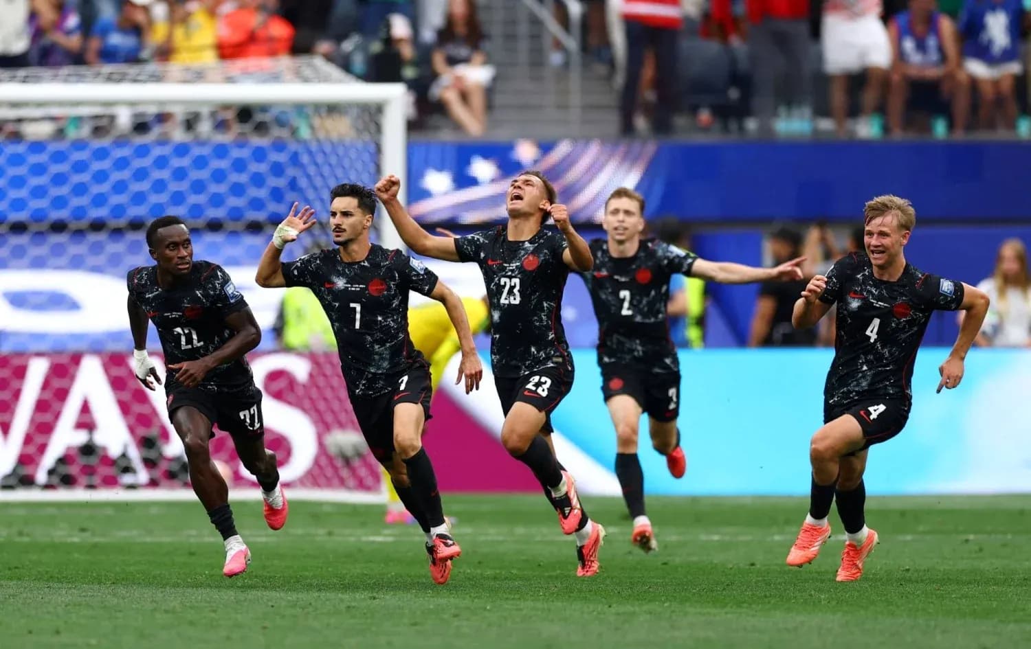 Игроки команды празднуют гол на поле