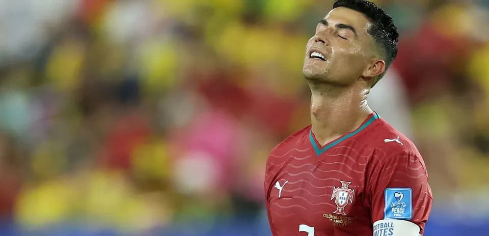 Игрок сборной Португалии в красной форме на поле