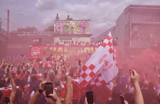 Фанаты Arsenal празднуют чемпионство с флагами