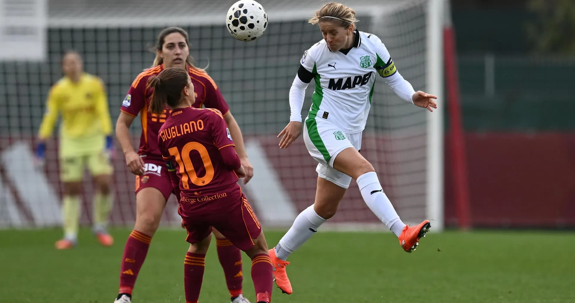 Игроки Sassuolo и Roma на поле во время матча